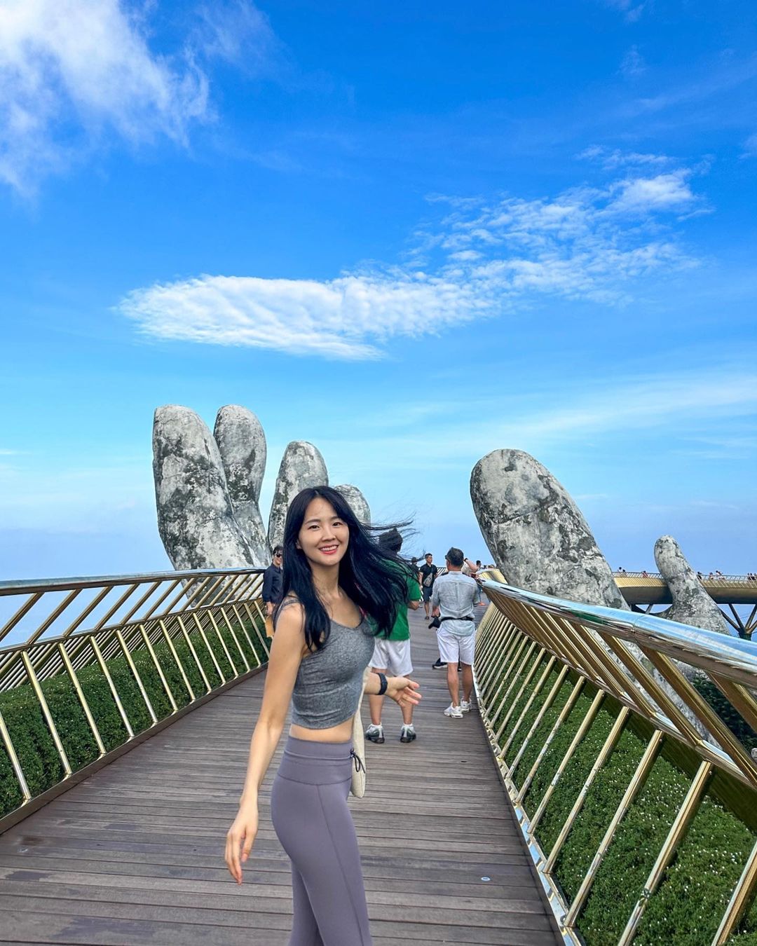 Cầu Vàn nằm trong quần thể du lịch Bà Nà Hills.