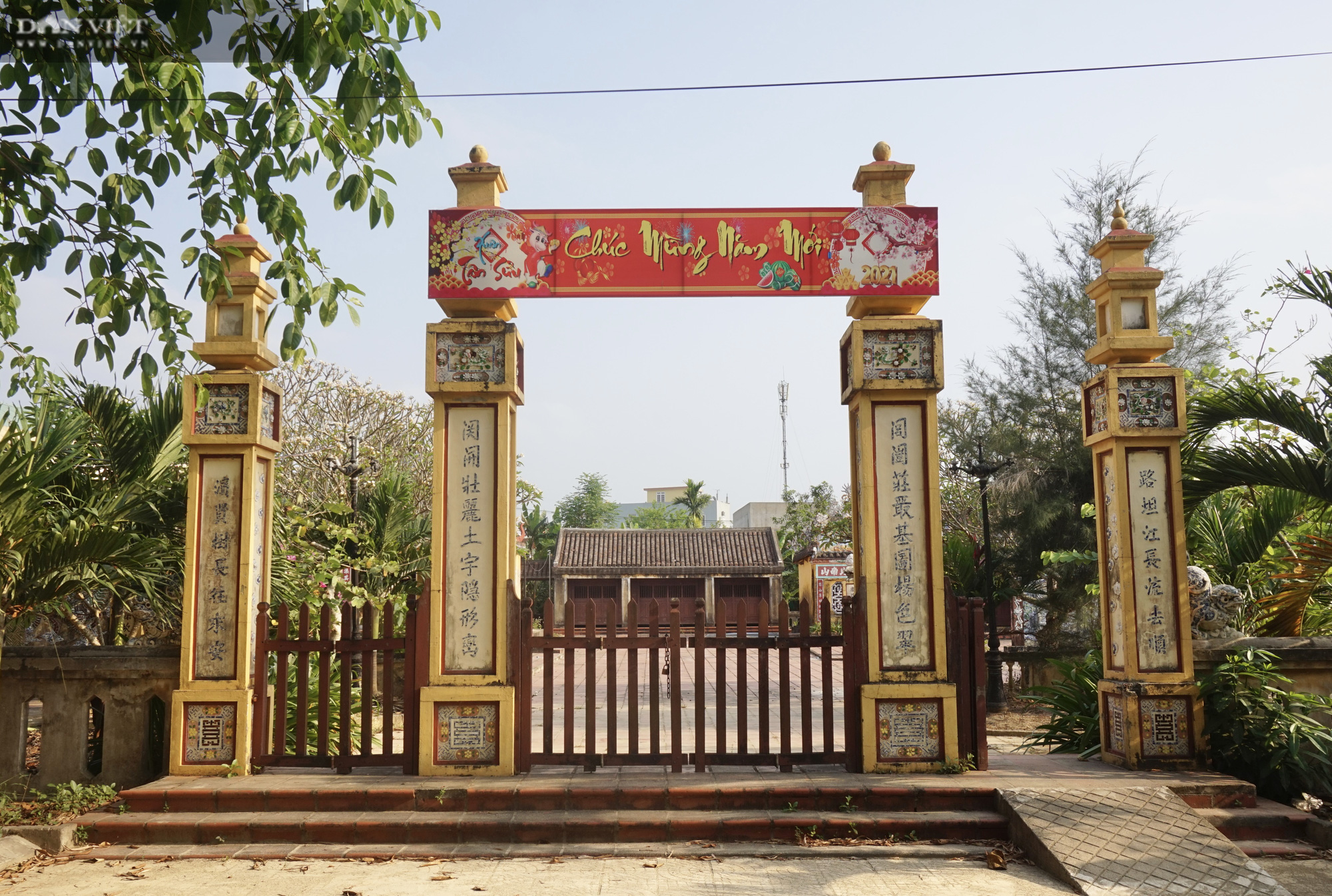 Cổng tam quan đình làng Túy Loan. Ảnh: Báo Dân Việt.