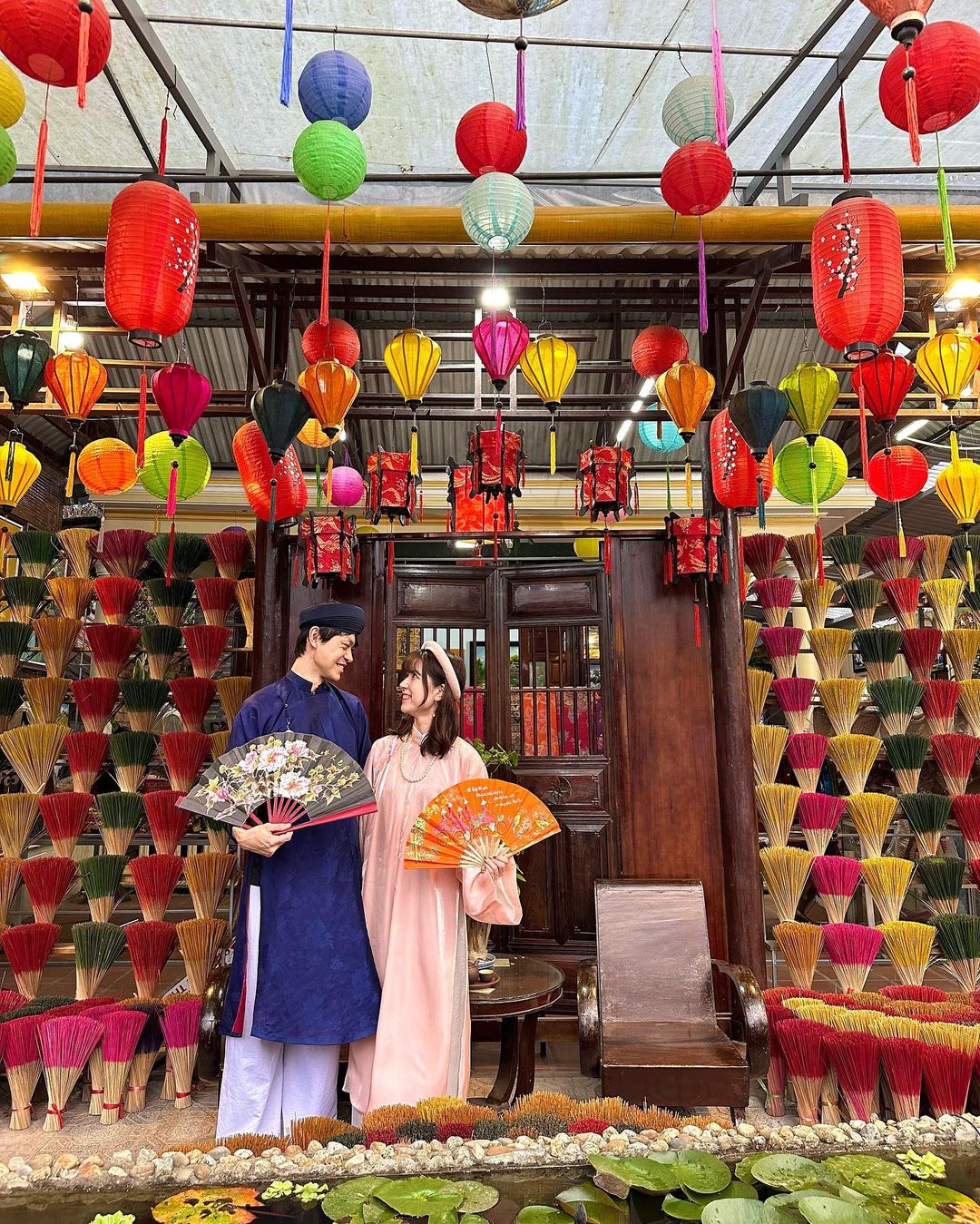 Du khách chụp hình check-in tại làng hương Thủy Xuân