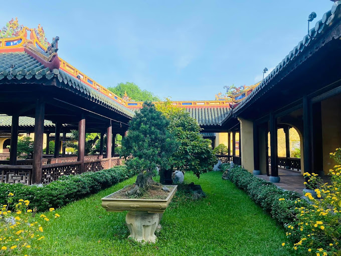 Kiến trúc cổ kính bên trong Đại Nội du lịch Huế
