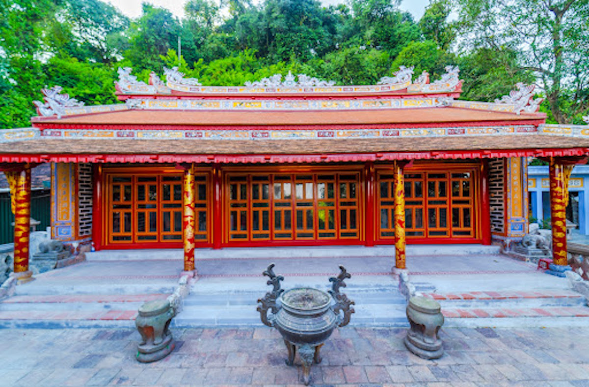 Không gian tôn nghiêm cổ kính tại Điện Hòn Chén