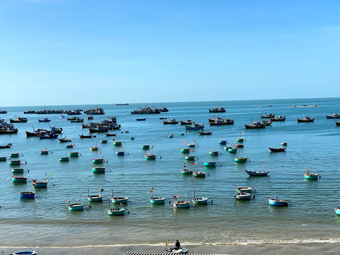 Tàu cá và thuyền thúng tại làng chài