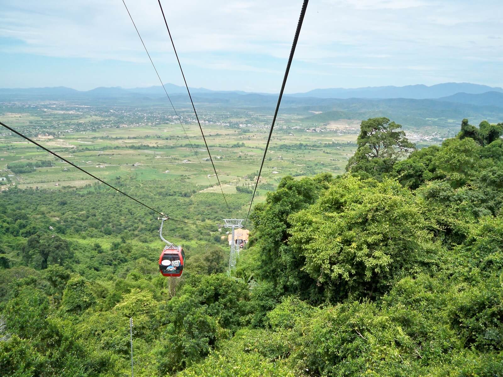 Cáp treo khu du lịch núi Tà Cú