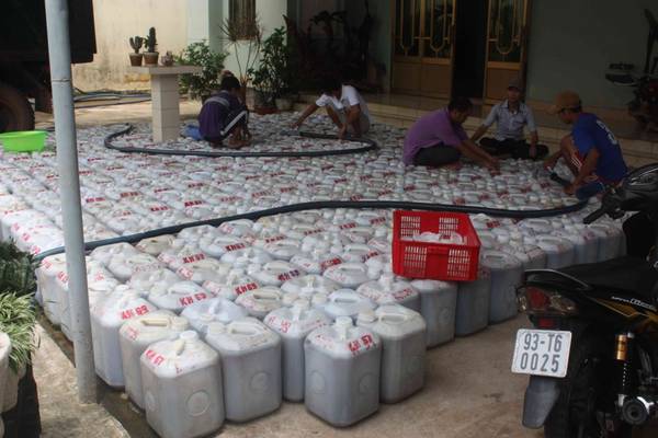 Du lịch Phú Quốc - Những can nước mắm được sang chiết từ thùng lớn