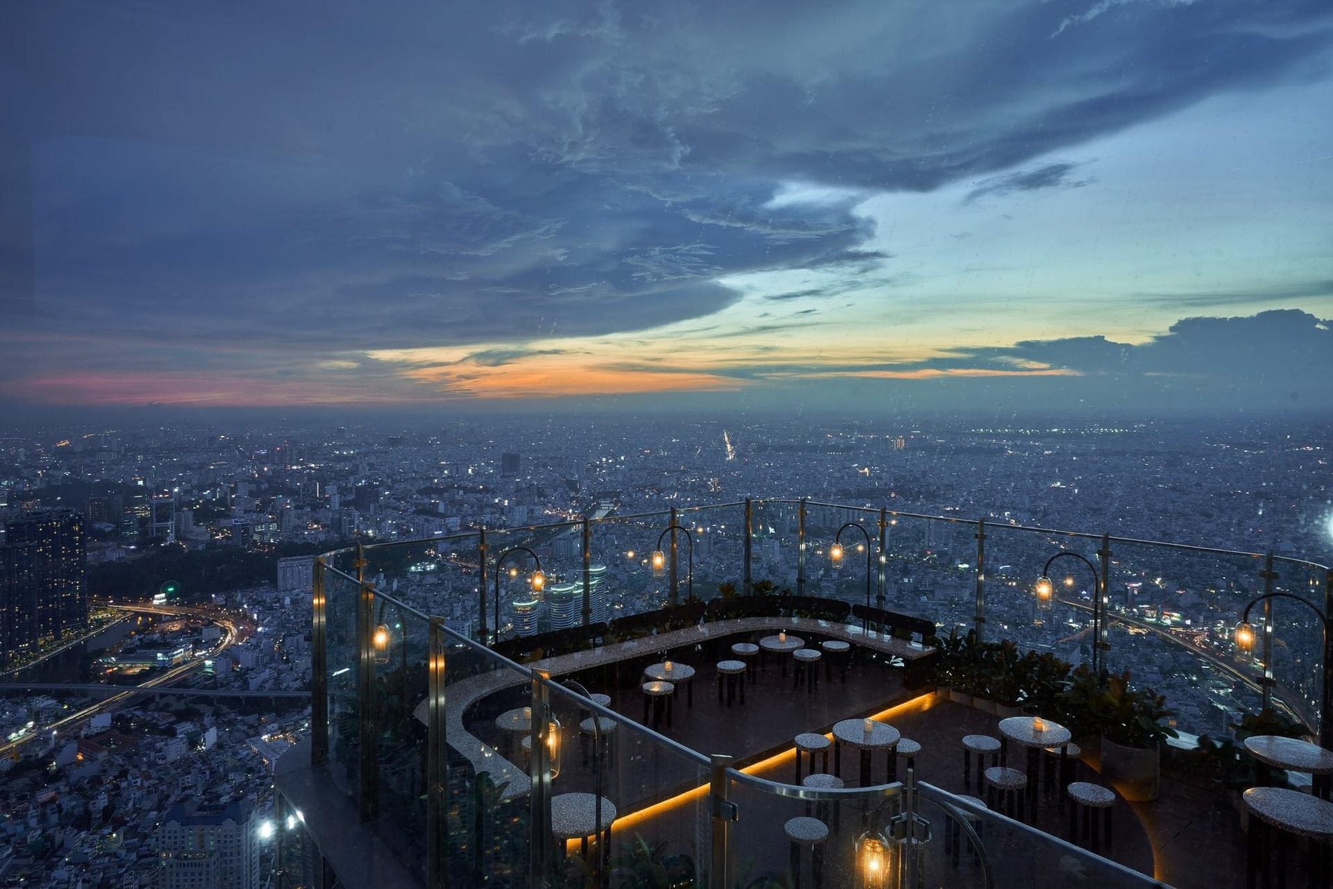 Rooftop bar lý tưởng xem pháo hoa du lịch 30/4 TP.HCM