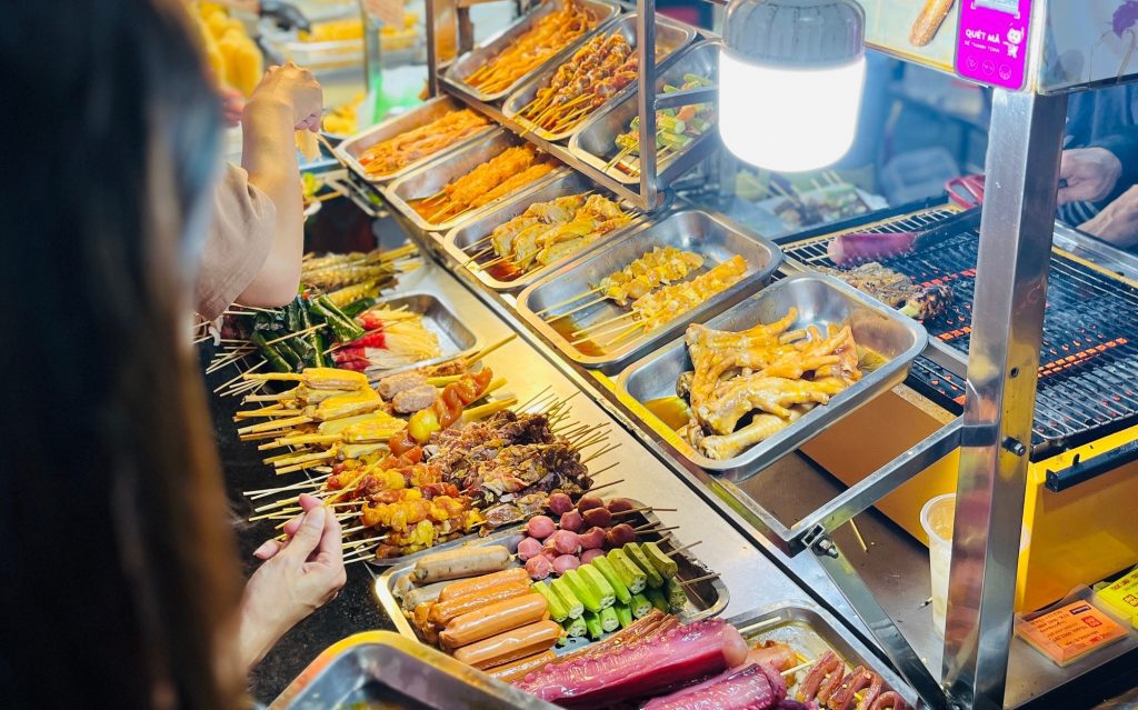 Phố ẩm thực Hồ Thị Kỷ - Gợi ý ăn uống du lịch 30/4 TP.HCM