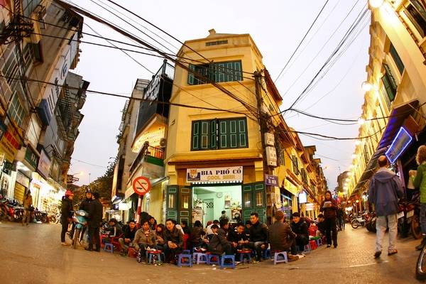 Bia hơi và đồ ăn vặt món ngon 36 phố phường Hà Nội tại phố Tạ Hiện