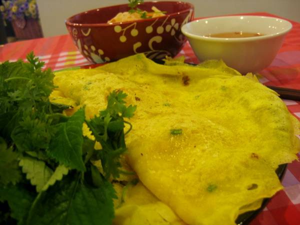 Đĩa bánh xèo đặc trưng - món ngon Vũng Tàu miền biển Long Hải