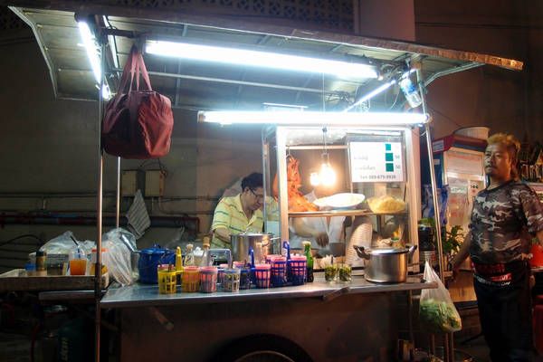 Ẩm thực Bangkok - Mì hoành thánh Sukhumvit