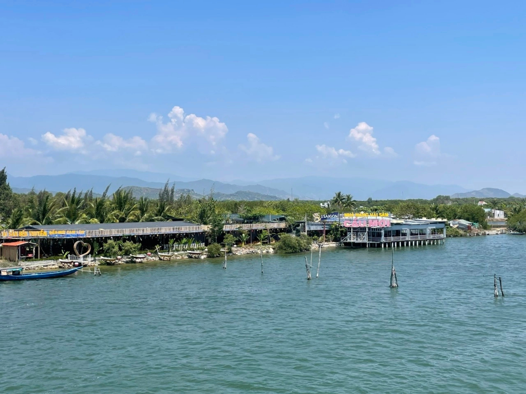 Khung cảnh yên bình tại Đầm Thủy Triều Cam Ranh