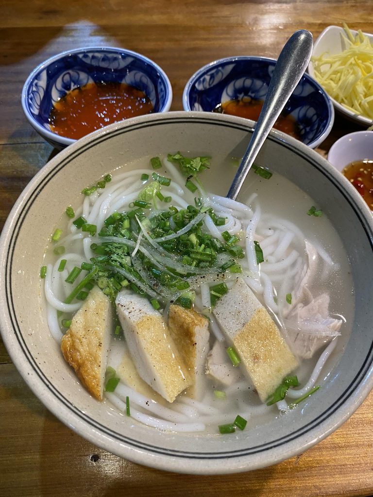 Tô bánh canh chả cá nóng hổi tại Dốc Lết
