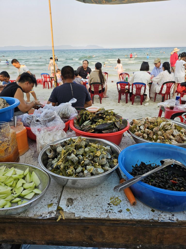 Trải nghiệm ăn uống tại chợ đêm Ninh Thủy