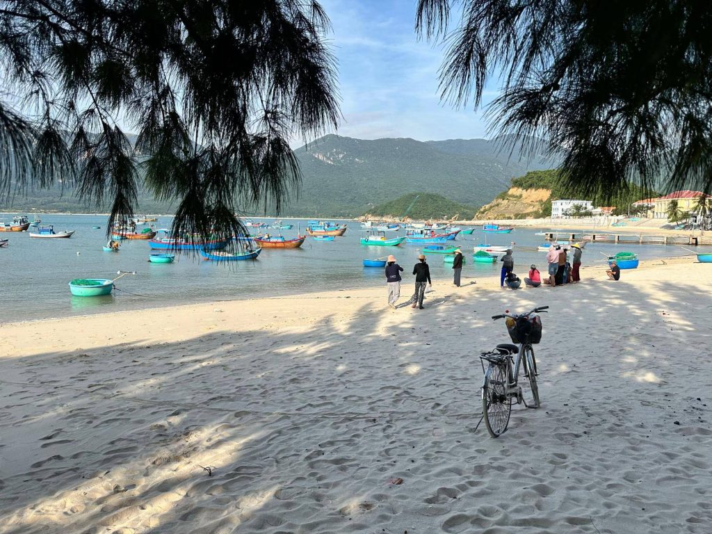 Khung cảnh yên bình tại bãi biển Dốc Lết