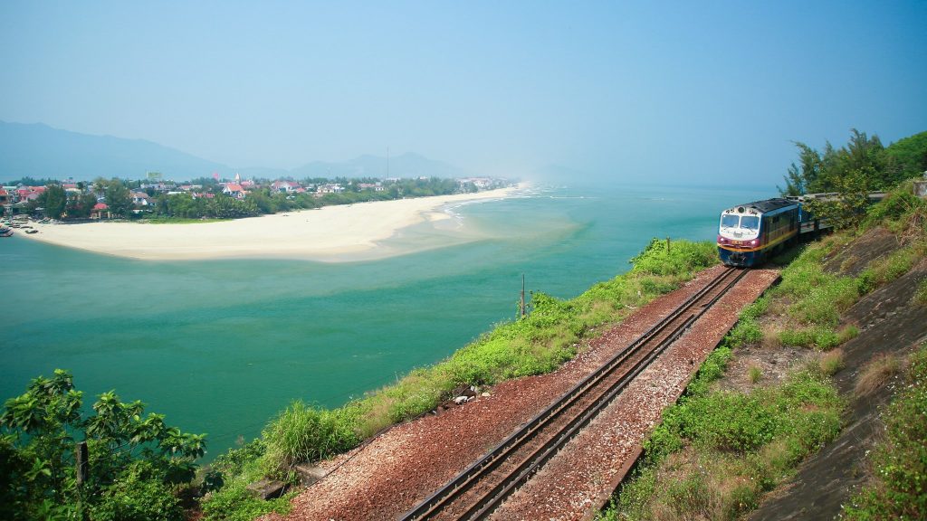 Vẻ đẹp trong xanh của nước biển Lăng Cô Huế