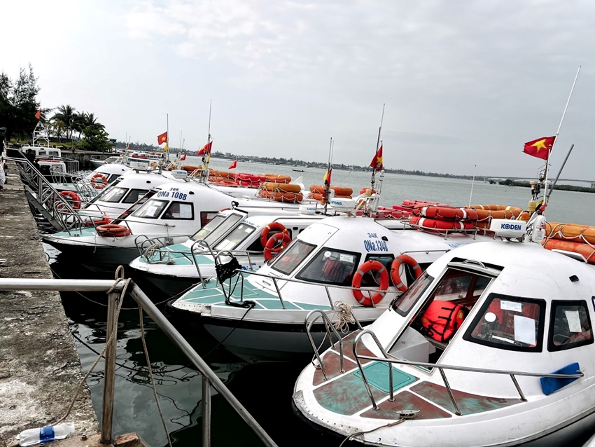 Cano đưa khách ra đảo Cù Lao Chàm