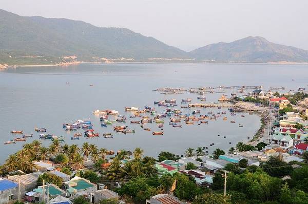 Toàn cảnh làng chài bình yên khi đi du lịch đảo Bình Hưng