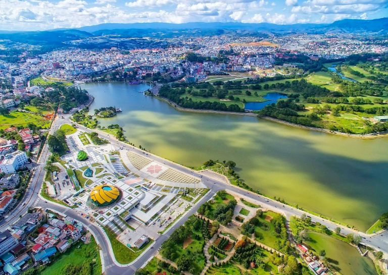 Khung cảnh Hồ Xuân Hương tuyệt đẹp khi du lịch Đà Lạt