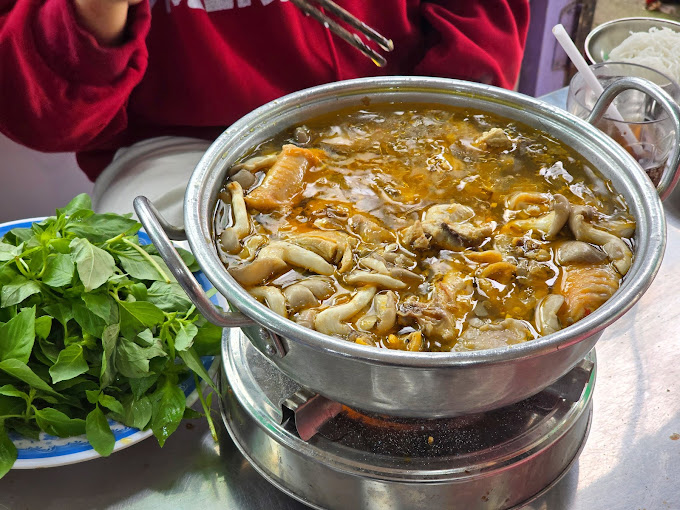 Lẩu gà lá é đặc trưng ẩm thực Đà Lạt