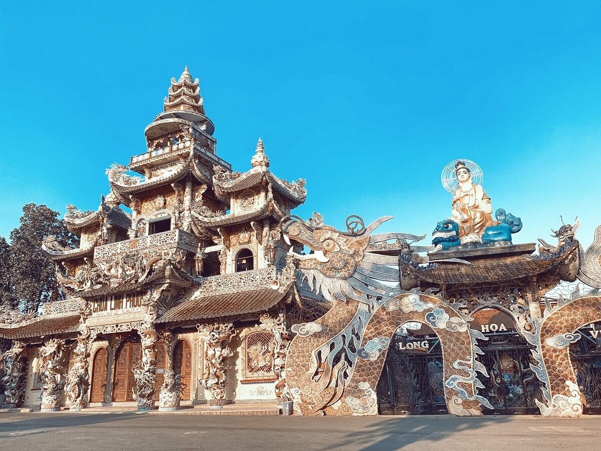 Chùa Linh Phước kiến trúc ve chai độc đáo