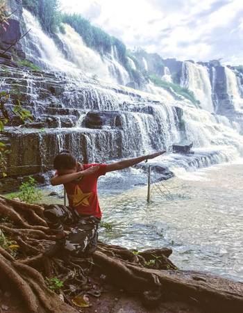 Thác Pongour thuộc huyện Đức Trọng, cách huyện lỵ 20km và cách trung tâm thành phố Đà Lạt 50 km.