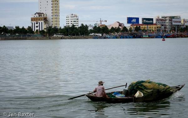 Thuyền đánh cá trên sông Hàn Đà Nẵng