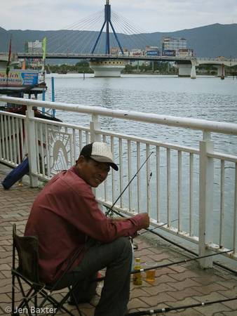 Người đàn ông câu cá bên sông Hàn Đà Nẵng
