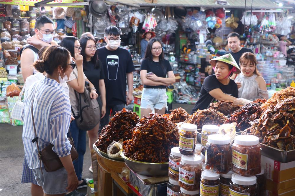 Khu ẩm thực và đặc sản sầm uất tại chợ Cồn