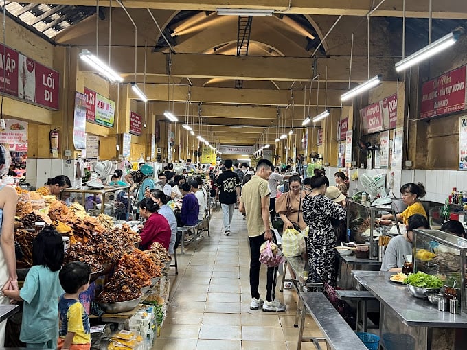 Khu ẩm thực trong chợ Cồn du lịch Đà Nẵng