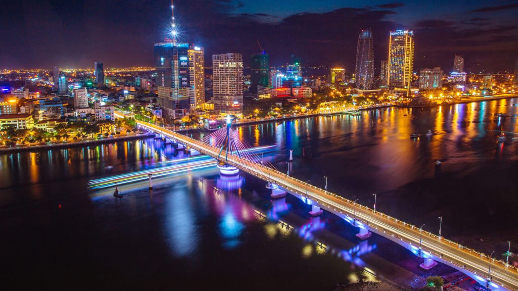 Vẻ đẹp lung linh của cầu quay Sông Hàn về đêm