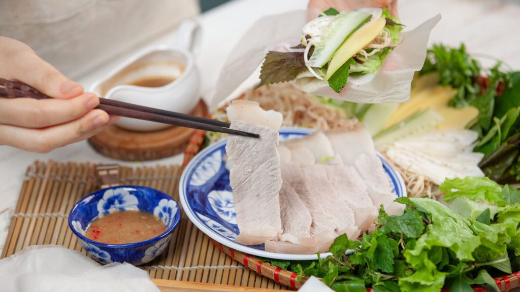 Bánh tráng cuốn thịt heo hai đầu da khi du lịch Đà Nẵng