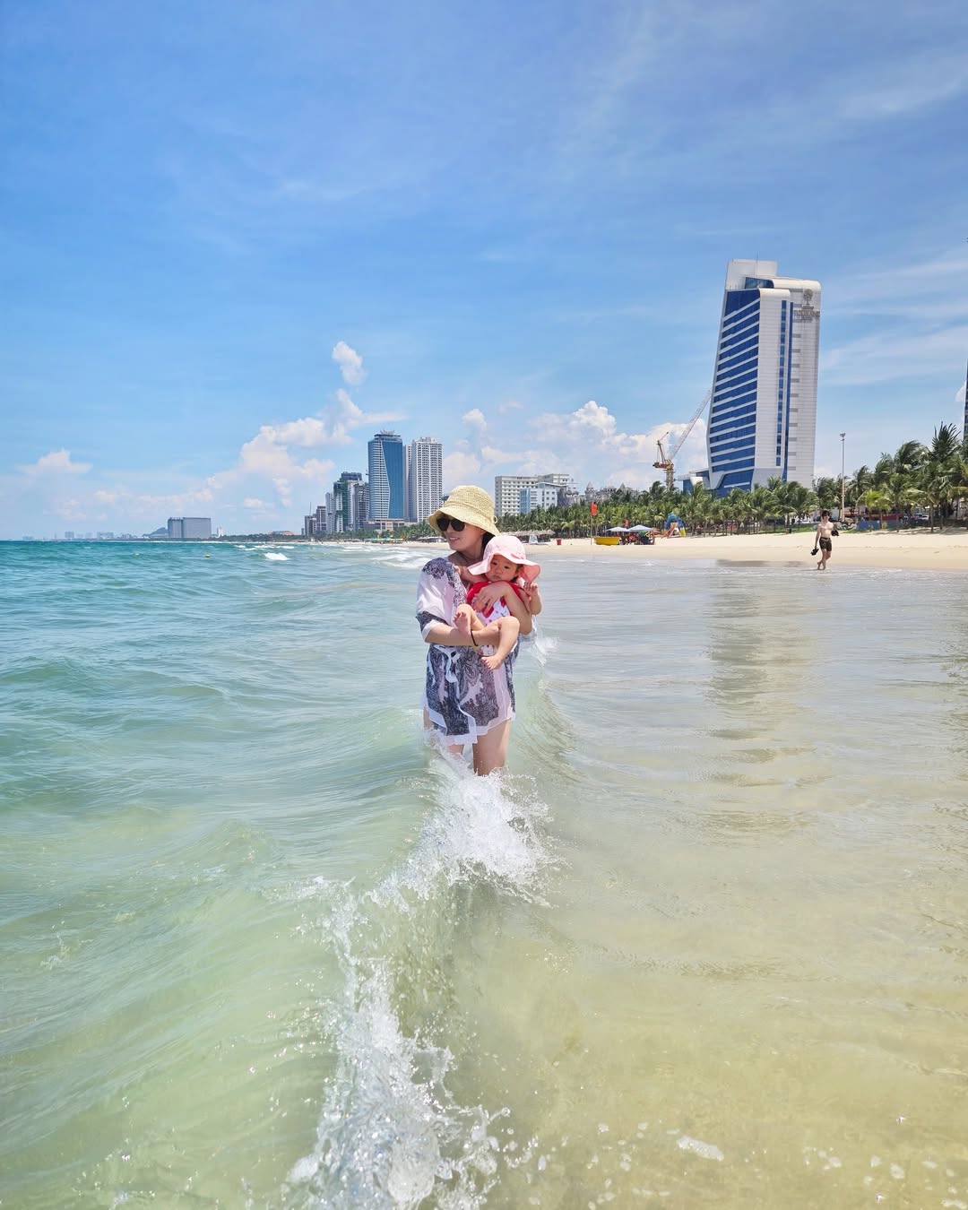 Bãi biển Mỹ Khê đẹp trong du lịch Đà Nẵng dịp lễ