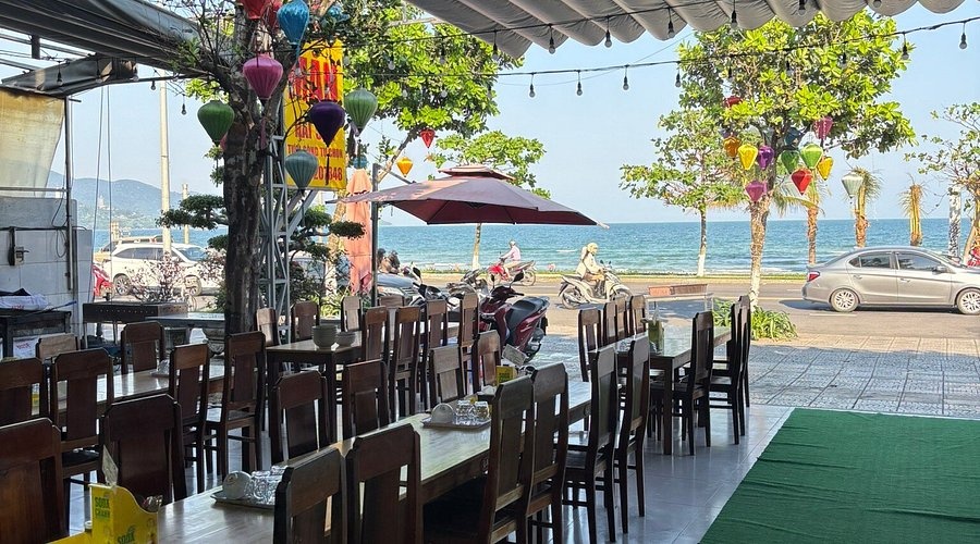 Hải sản Bé Mặn view biển Mỹ Khê