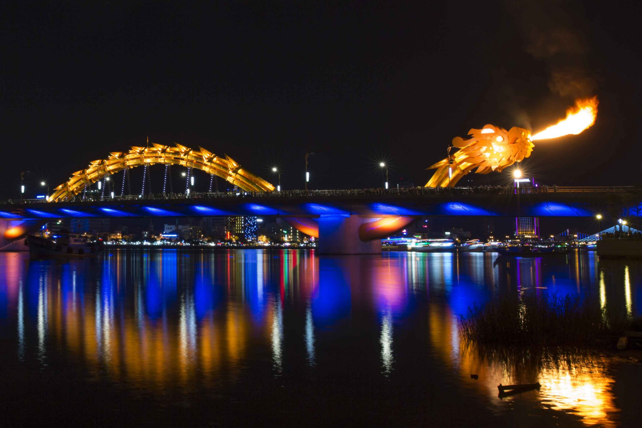 Cầu Rồng phun lửa trên sông Hàn