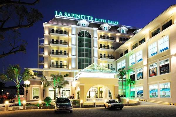 Khách sạn La Sapinette Đà Lạt view từ bên ngoài