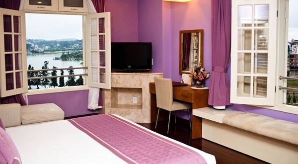 Nội thất màu tím lãng mạn tại khách sạn Ngọc Lan Đà Lạt