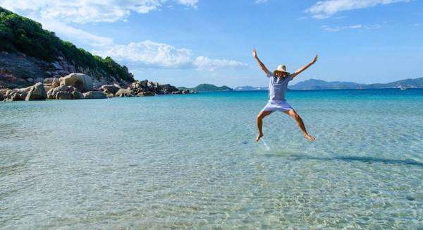 Biển xanh cát trắng tại đảo Bình Hưng