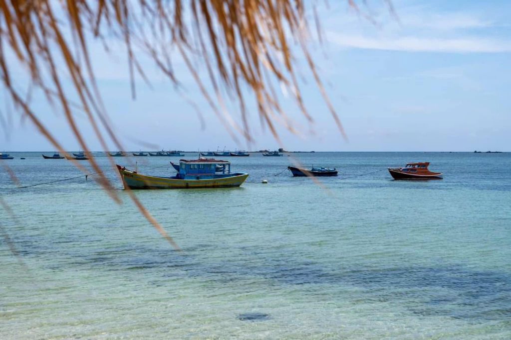 Làn nước trong thấy đáy tại đảo Phú Quý