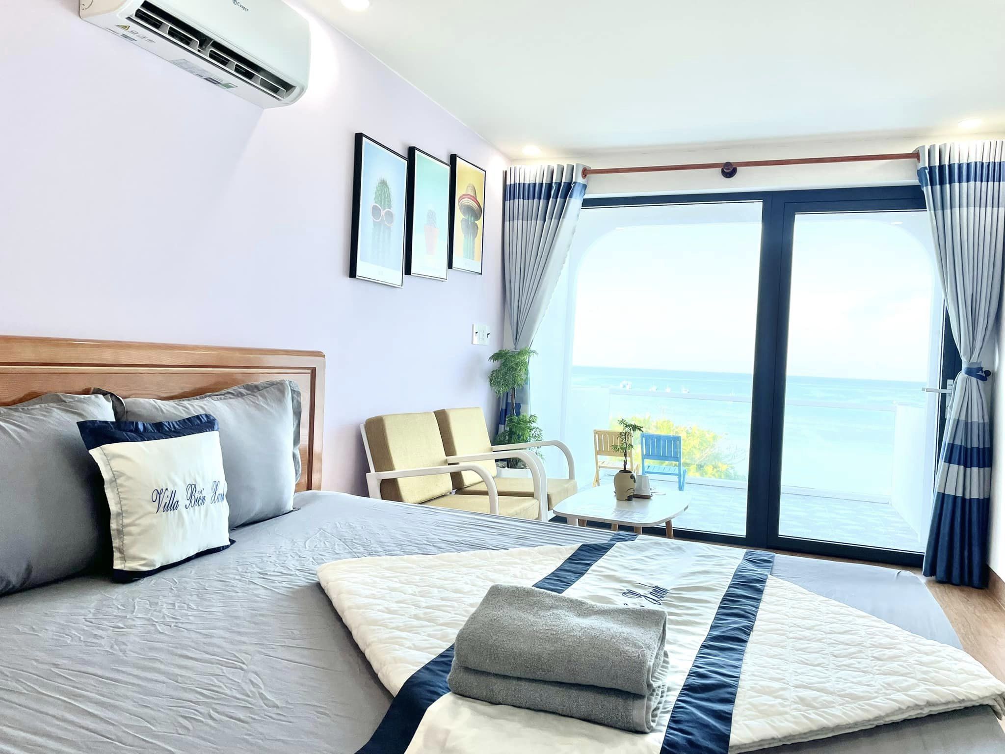 Bãi Nhỏ Phú Quý với nước biển xanh tự nhiên