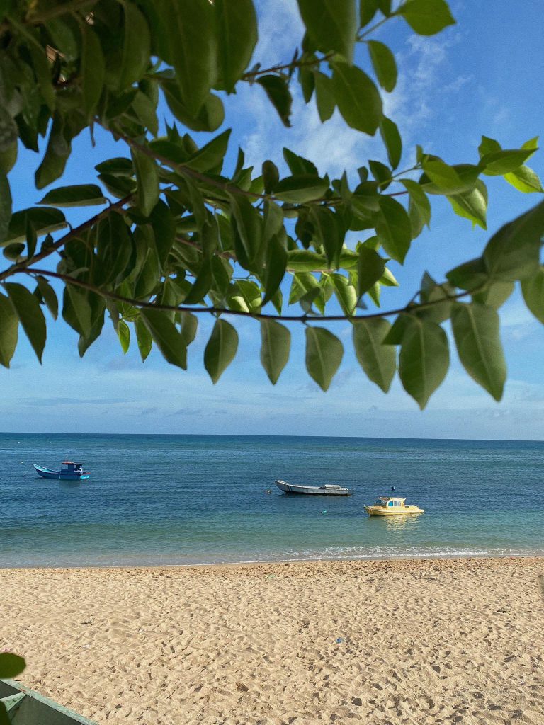 Thuê xe máy khám phá khi du lịch đảo Phú Quý