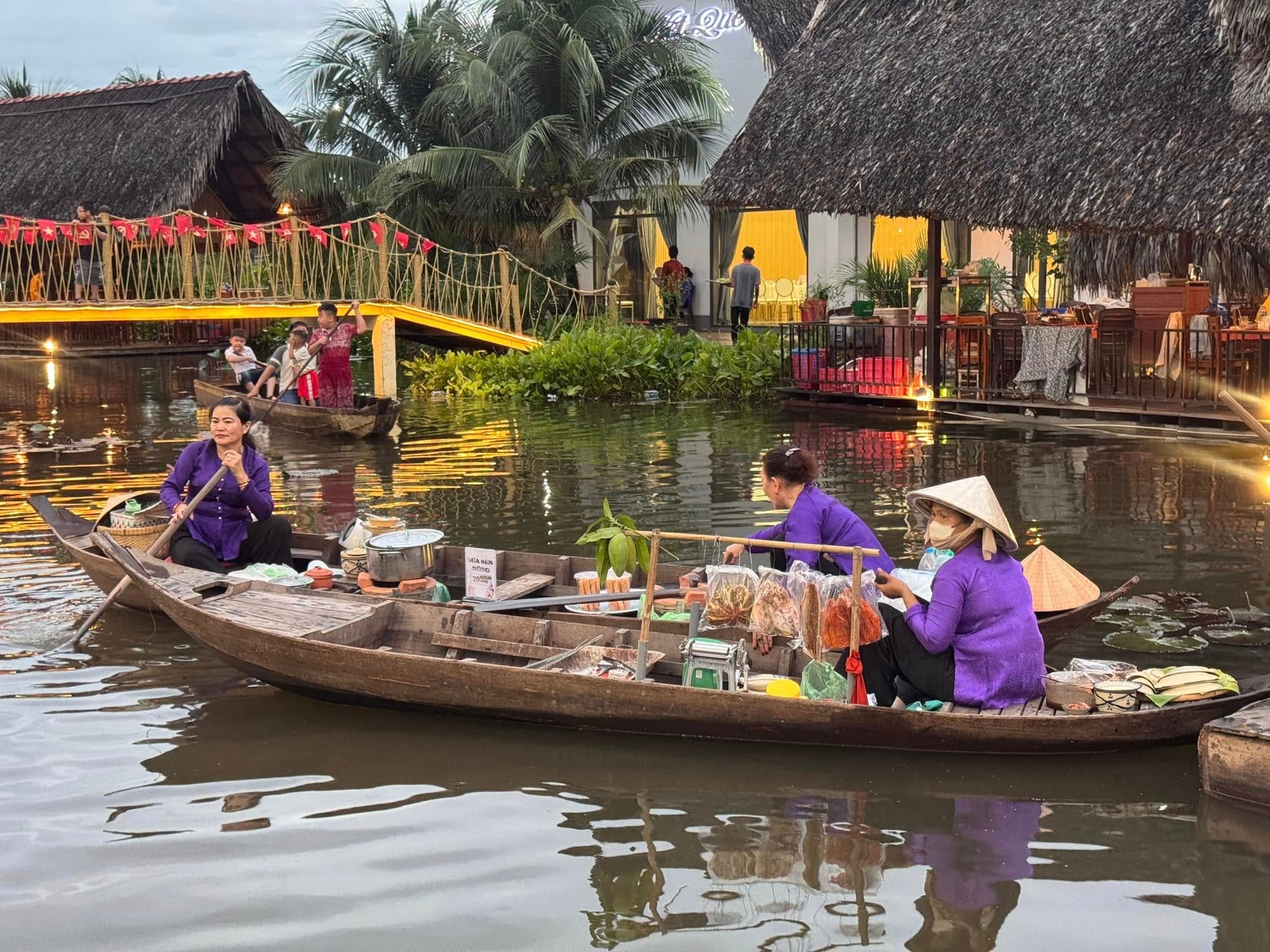 Chợ nổi thu nhỏ tại khu ẩm thực sinh thái Nét Quê du lịch Đồng Tháp