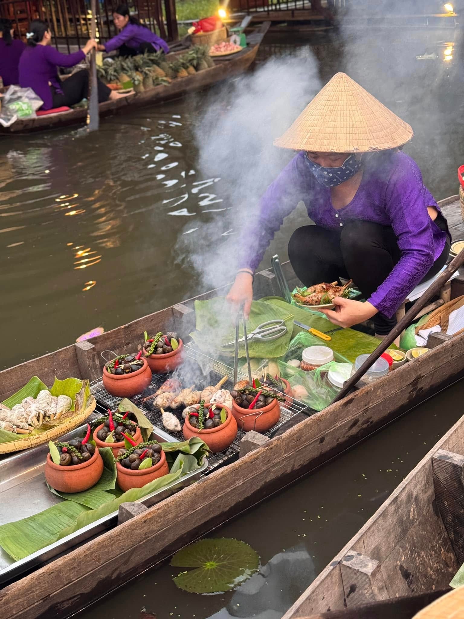 Thưởng thức món ăn dân dã trên ghe xuồng khi du lịch Đồng Tháp