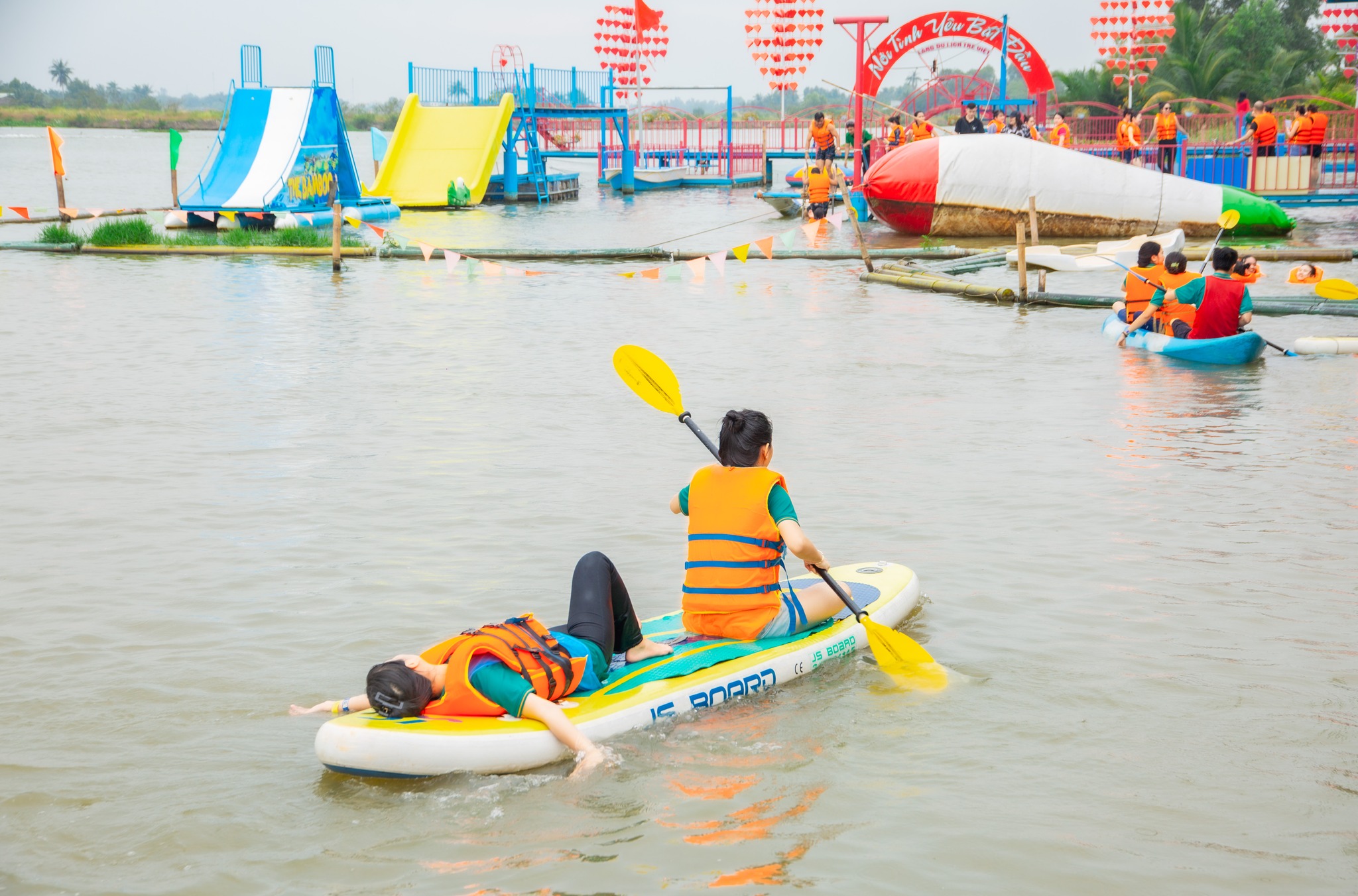Chèo thuyền kayak tại điểm vui chơi gần Sài Gòn