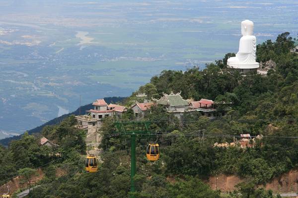 Tượng Phật chùa Linh Ứng trong tour du lịch gia đình Đà Nẵng