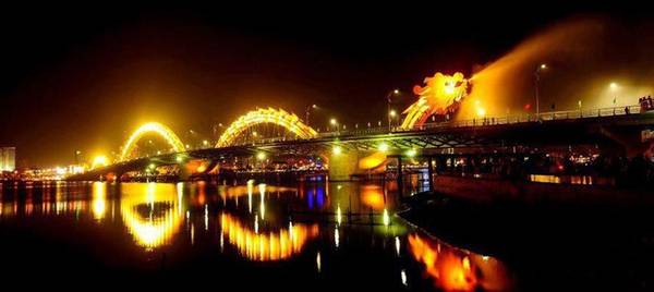 Ngắm cầu Rồng phun nước khi du lịch gia đình Đà Nẵng