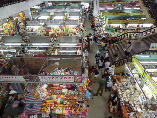 Mua sắm tại chợ Hàn trong tour du lịch gia đình Đà Nẵng