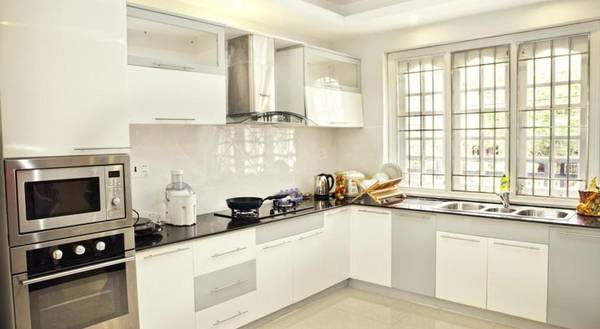 Khu vực phòng bếp rộng rãi trong villa Vũng Tàu