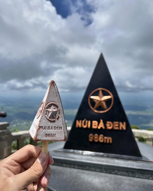 Đỉnh núi Bà Đen - điểm cắm trại du lịch giỗ Tổ Hùng Vương