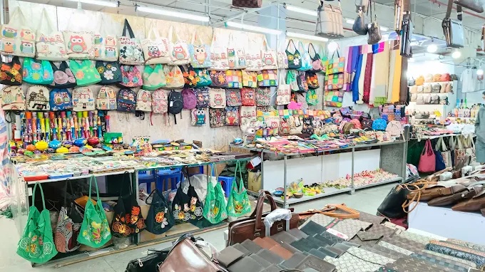 Ẩm thực và quà lưu niệm tại chợ đêm