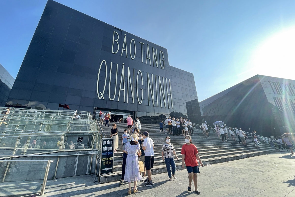 Check-in bên ngoài Bảo tàng Quảng Ninh