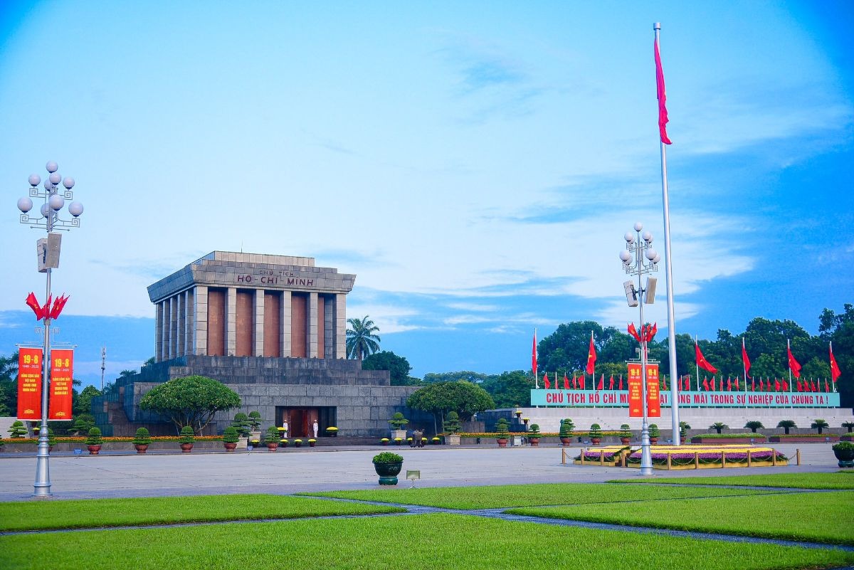 Góc phố mua sắm nhộn nhịp khi du lịch Hà Nội